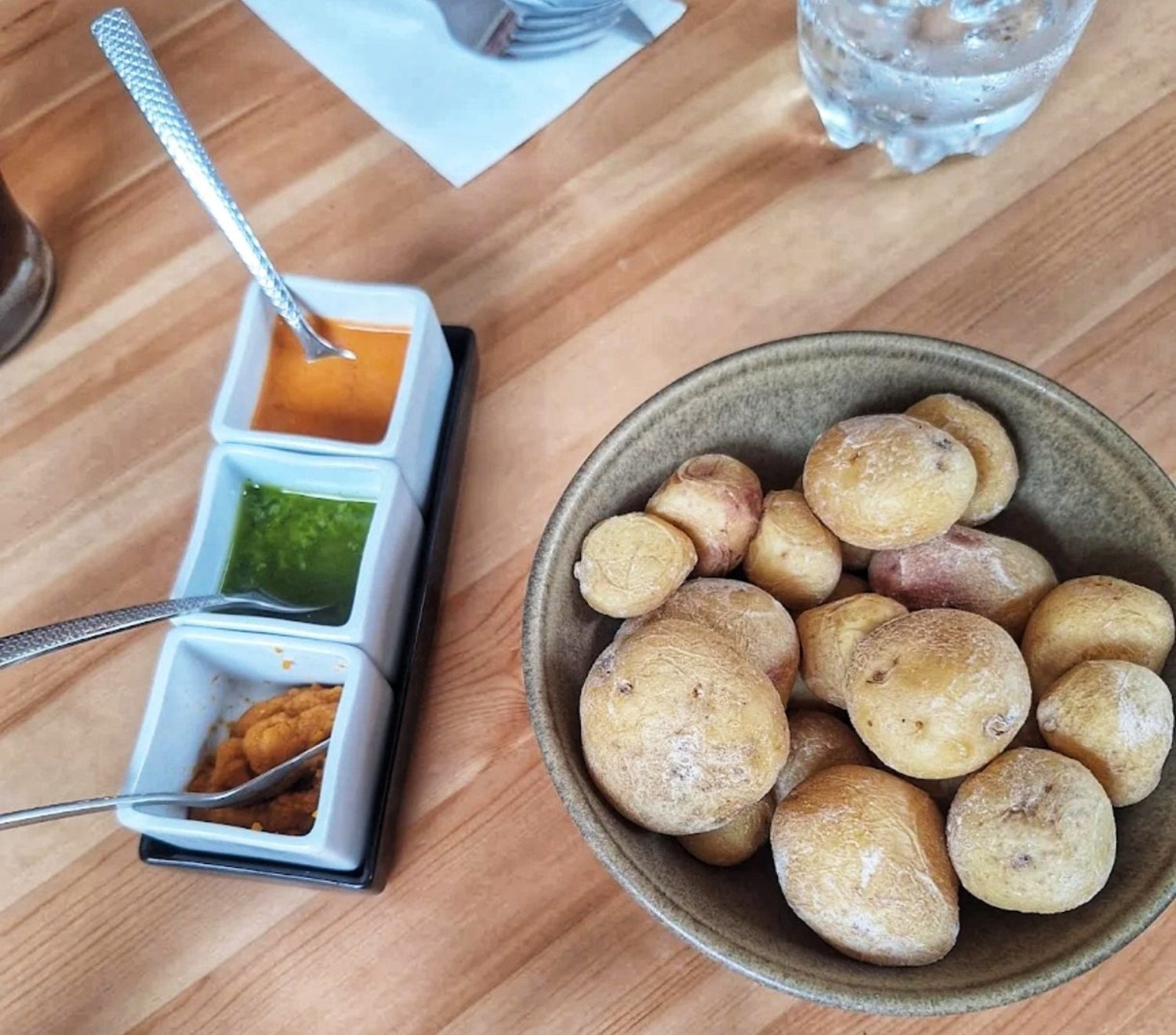 Papas arrugadas con trío de mojos